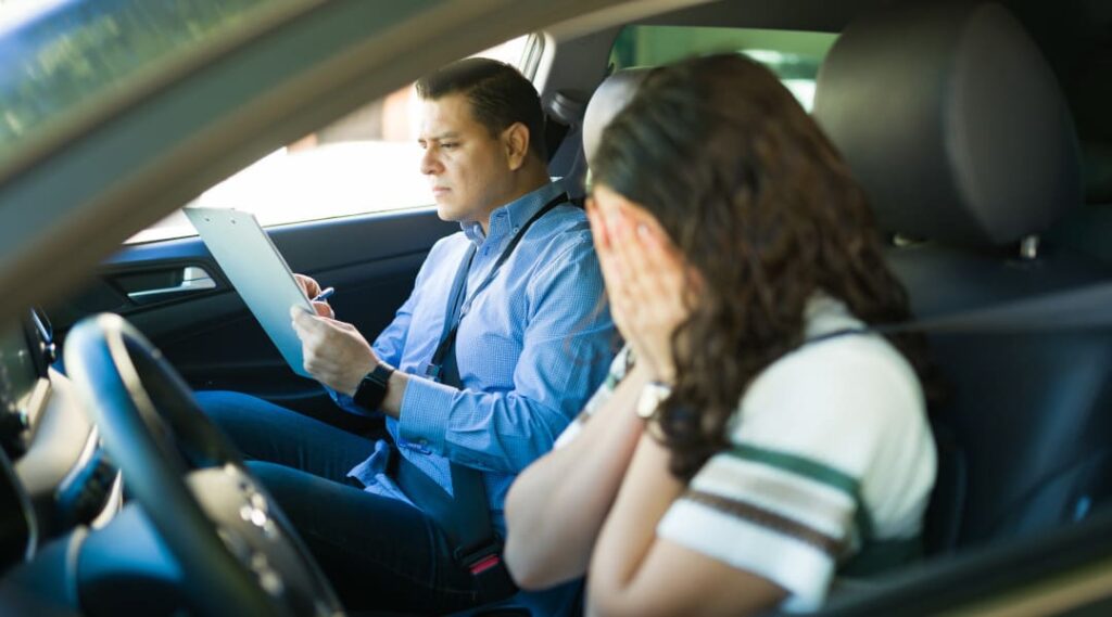 Führerprüfung Abbruch – Fahrschülerin reagiert enttäuscht nach Fehler während der Prüfung