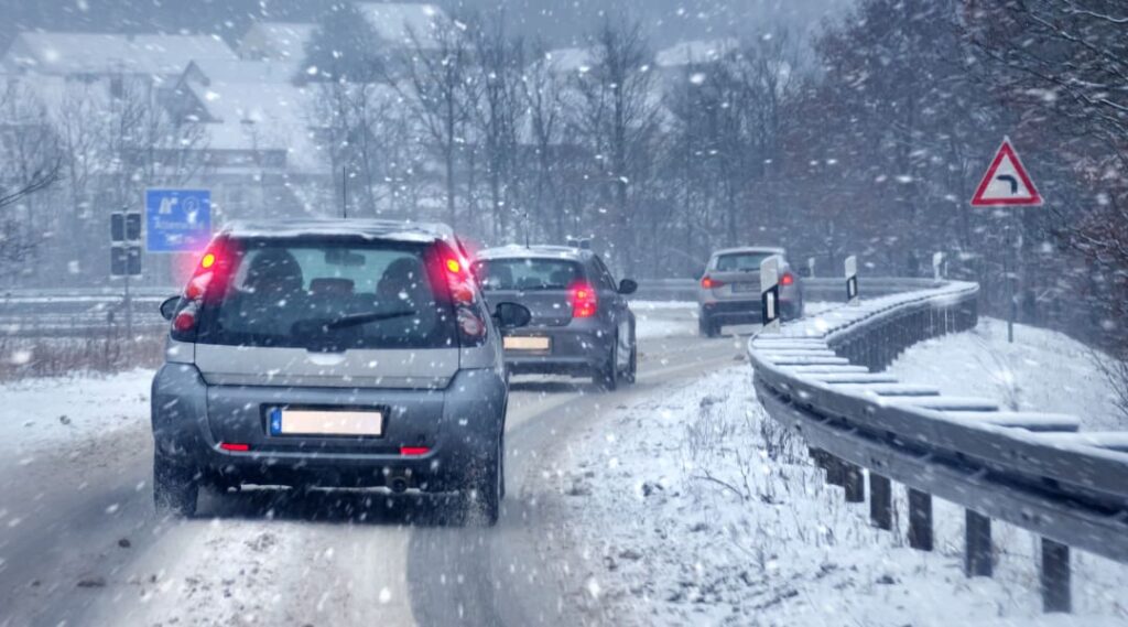 Bremsweg berechnen – Auto bremst auf schneebedeckter Strasse, Bremsweg verlängert sich bei Glätte erheblich