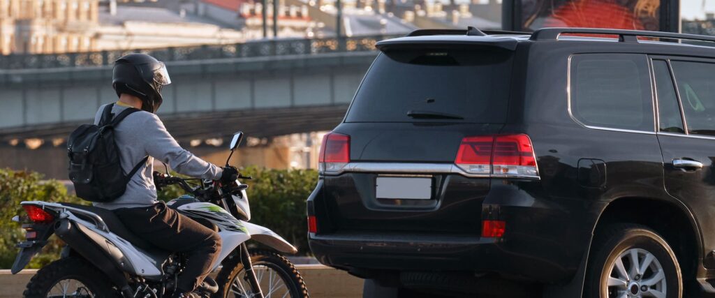Motorrad im toten Winkel eines SUVs – Gefahr beim Spurwechsel - Hero Desktop