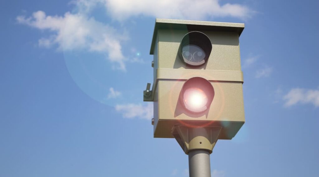 Stationäre Radarkamera für Geschwindigkeitsmessung in der Schweiz – Symbolbild für Blitzer und Tempokontrollen