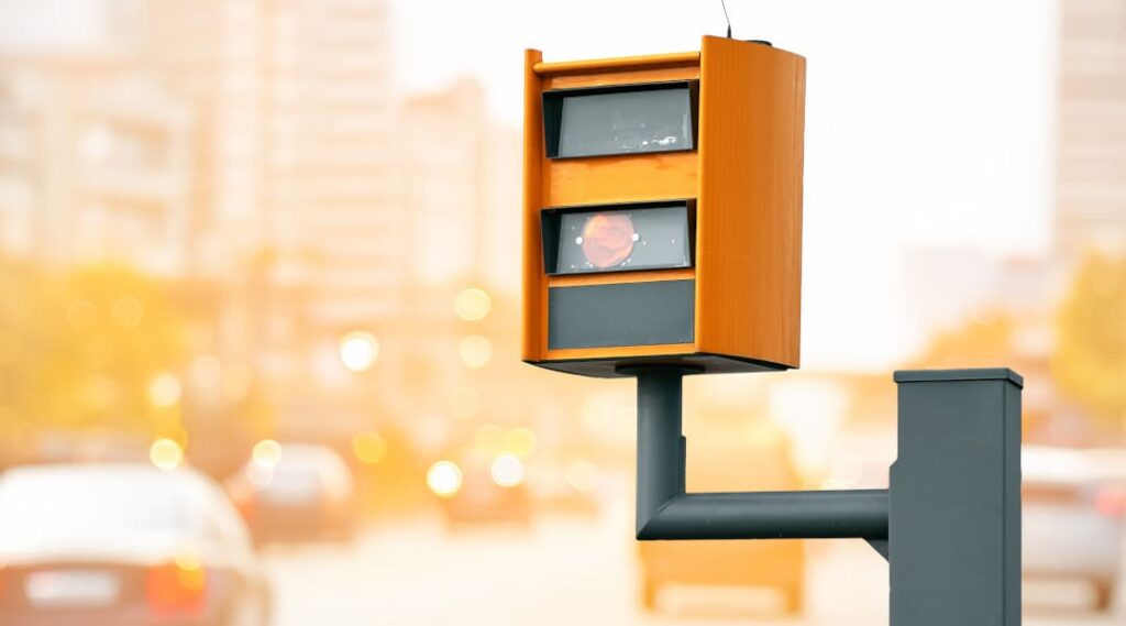 Feste Radarkontrolle in einer Schweizer Stadt – Symbolbild für Geschwindigkeitsmessung und Ordnungsbussen bei Geschwindigkeitsüberschreitung